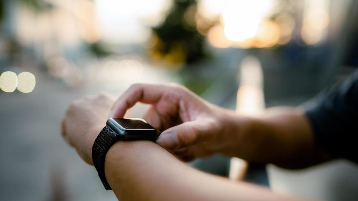 Ein Mann bedient eine Smartwatch