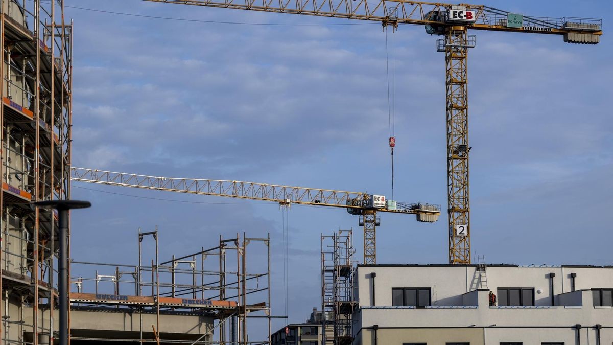  Ein Baugerüst steht an der Fassade eines noch unfertigen Wohnhauses in Berlin.
