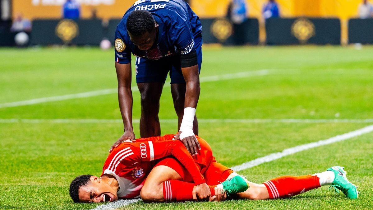 Schwer verletzt: Bayern-Star Jamal Musiala liegt schreiend am Boden.