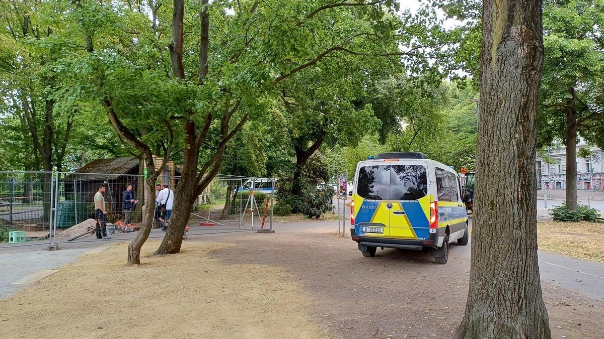 Die Arbeiten an der Zufahrt zum Görlitzer Park habwen begonnen. Die neuen Fundamente lfür den Eingangsbereich sind in den vergangenen Tagen ins Erdreich gegossen worden und vorübergehend mit einer Bodendecke versehen.