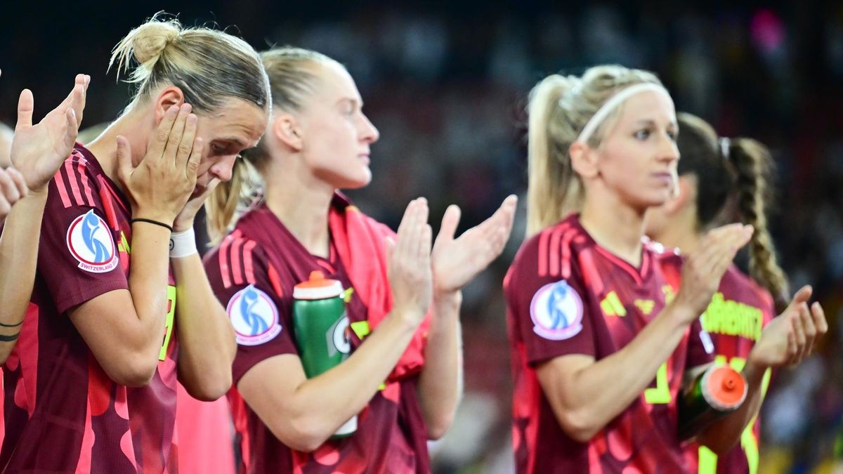 Zwischen Enttäuschung und Weitermachen: Die deutschen Nationalspielerinnen haben nach dem 1:4 gegen Schweden viel aufzuarbeiten vor dem EM-Viertefinale am nächsten Samstag.