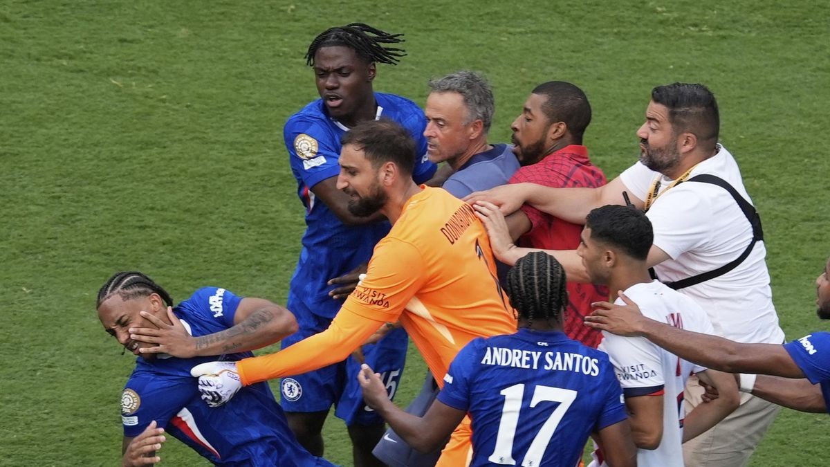 Handgemenge: João Pedro (l.) geht zu Boden, involviert sind PSG-Keeper Donnarumma (in orange) und Trainer Luis Enrique (dahinter). 